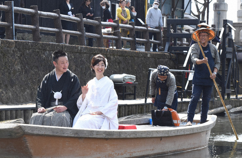 遊覧船をこぐ中村さん(右端)=栃木県栃木市の巴波川で