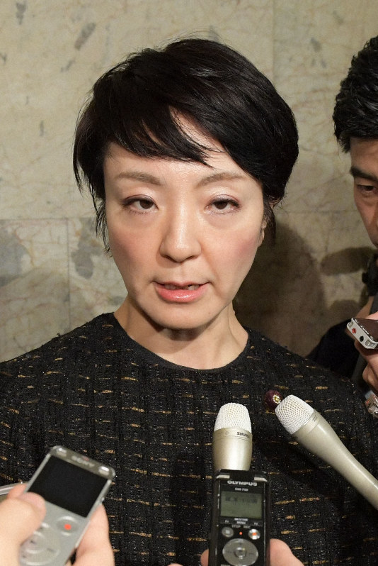 記者団の質問に答える河井案里参院議員=国会内で2020年1月23日、川田雅浩撮影