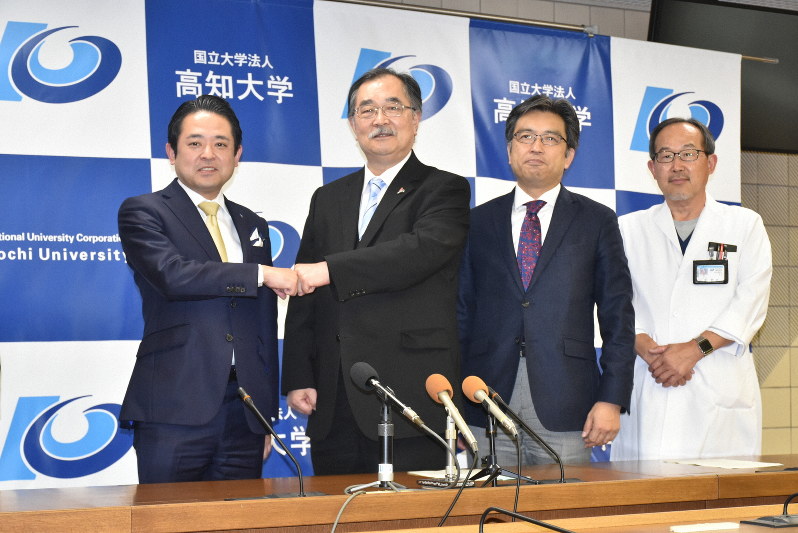 記者会見で共同研究を発表したYAMAKINの山本樹育社長(左端)と高知大の桜井克年学長(左から2番目)=南国市岡豊町小蓮の同大岡豊キャンパスで2020年3月26日午後1時47分、北村栞撮影