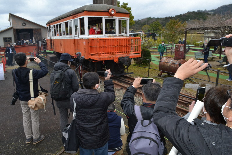 閉園イベントで走行する気動車「キハ101」にカメラを向ける鉄道ファンら=与謝野町の加悦SL広場で2020年3月29日午前11時0分、松野和生撮影