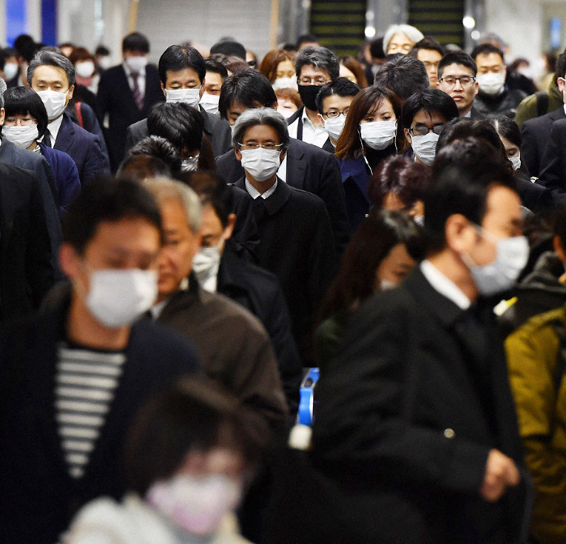 外出自粛が要請された週末が明け、マスク姿で通勤する人たち=JR大阪駅で2020年3月30日午前8時12分、猪飼健史撮影