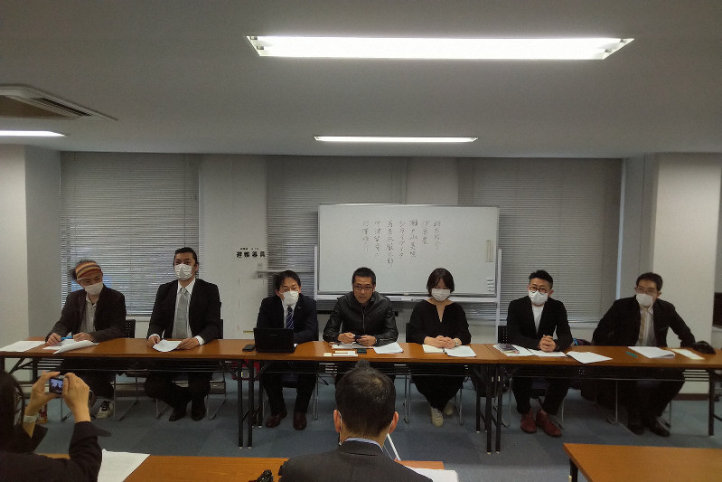 要請後に会見する呼びかけ人のメンバー=東京都港区で、濱田元子撮影