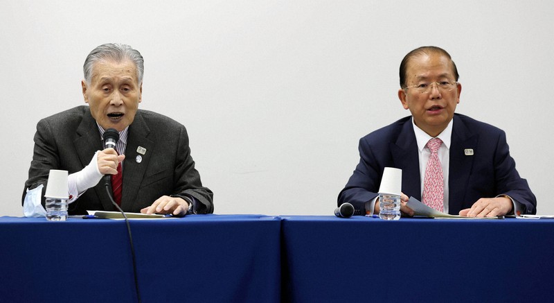 東京五輪・パラリンピックの開催日程について話す大会組織委の森喜朗会長(左)と武藤敏郎事務総長=東京都中央区で2020年3月30日午後8時44分、宮武祐希撮影