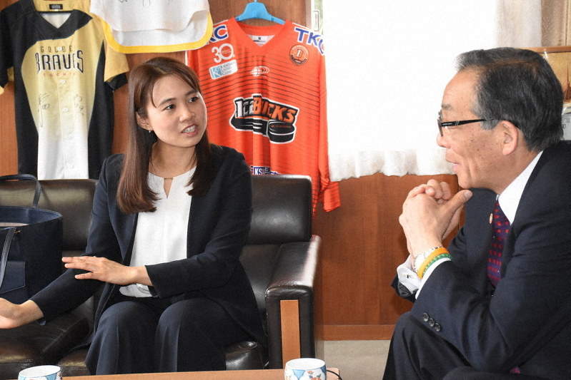 鹿沼市の佐藤市長(右)に寄付の思いなどを語る平野さん=栃木県鹿沼市役所で