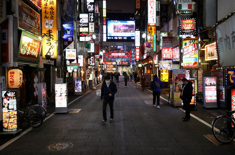 人通りが少なくなった新宿・歌舞伎町。東京都は夜間の外出自粛呼び掛けをさらに強化する=30日午後6時43分、喜屋武真之介撮影