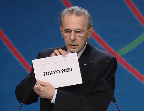 2020年の五輪開催地が東京に決まったことを発表するIOCのジャック・ロゲ会長(当時)=2013年9月7日(IOC提供)