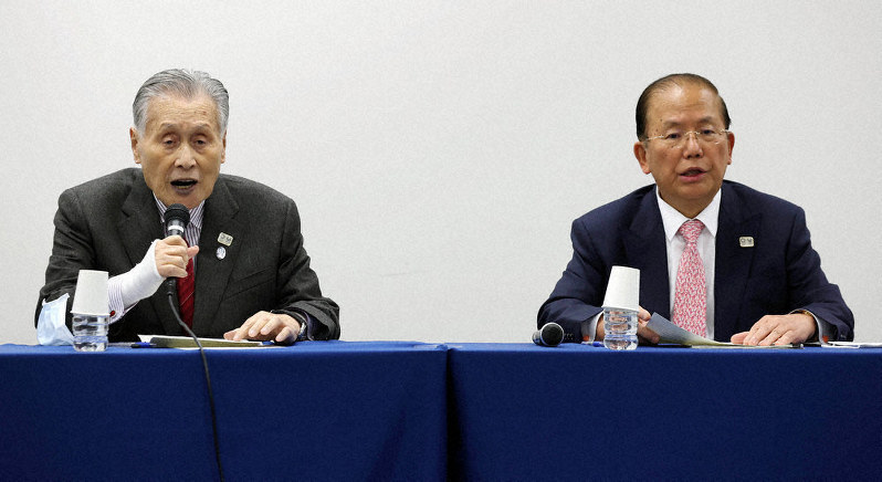 東京五輪・パラリンピックの開催日程について話す大会組織委の森喜朗会長(左)と武藤敏郎事務総長=宮武祐希撮影