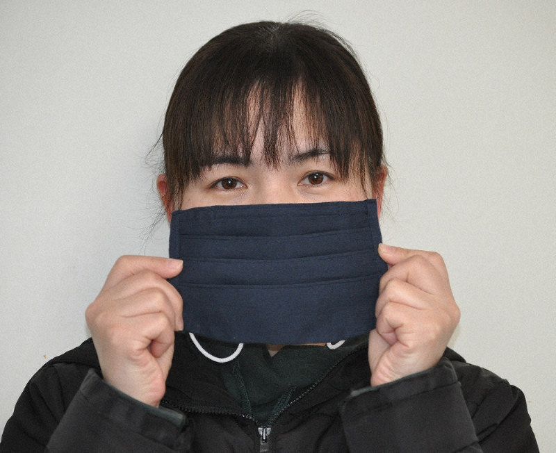 「高島ちぢみ」で作られたマスク=滋賀県高島市で、塚原和俊撮影