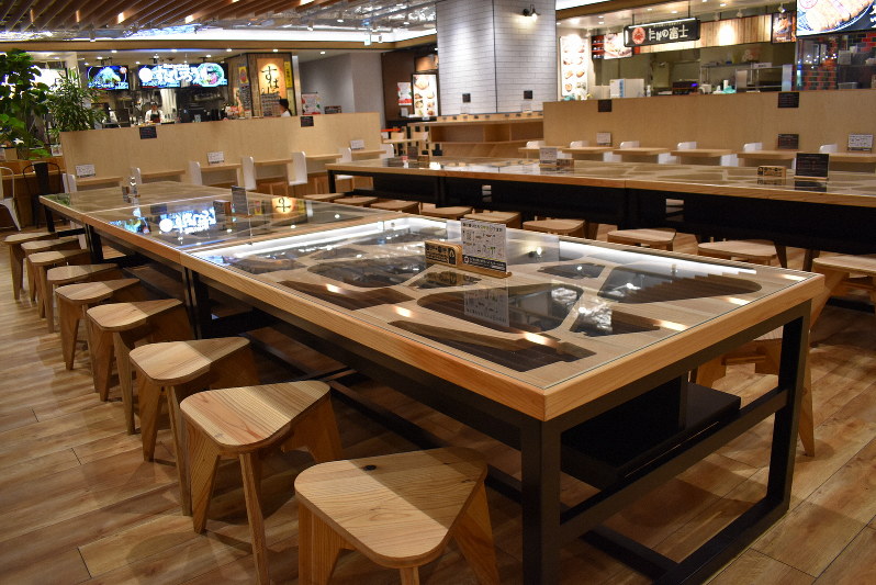 川崎市が森林環境税を活用した、フードコートの国産材テーブルと椅子=川崎市高津区の「マルイファミリー溝口」内で2020年2月27日午前10時21分、寺田剛撮影