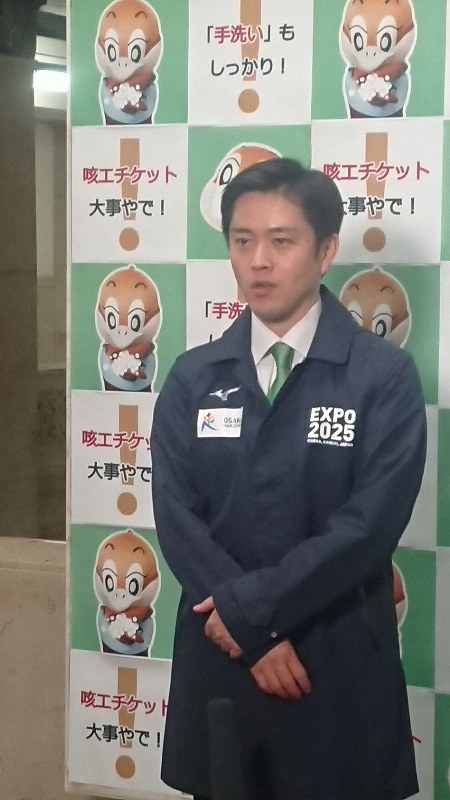 夜間の外出自粛を呼び掛ける大阪府の吉村洋文知事=大阪府庁で2020年3月31日午後1時1分、上野宏人撮影