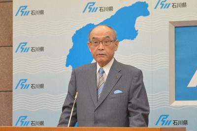 記者会見する石川県の谷本正憲知事＝金沢市の県庁で2020年3月31日午後5時29分、阿部弘賢撮影