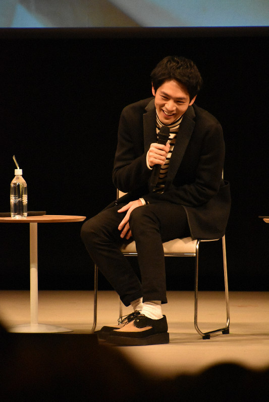 「滋賀陶芸大使」に委嘱される松下洸平さん。委嘱状の交付式は延期になった=滋賀県甲賀市のあいこうか市民ホールで2019年12月14日午後0時9分、成松秋穂撮影
