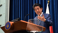 新型コロナウイルス対策で記者会見する安倍首相＝首相官邸で2020年3月28日