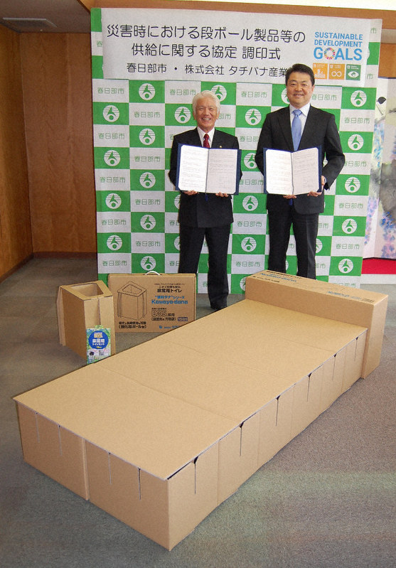 災害協定を締結した石川良三市長(左)と野原将彦社長=埼玉県春日部市役所で、古賀三男撮影