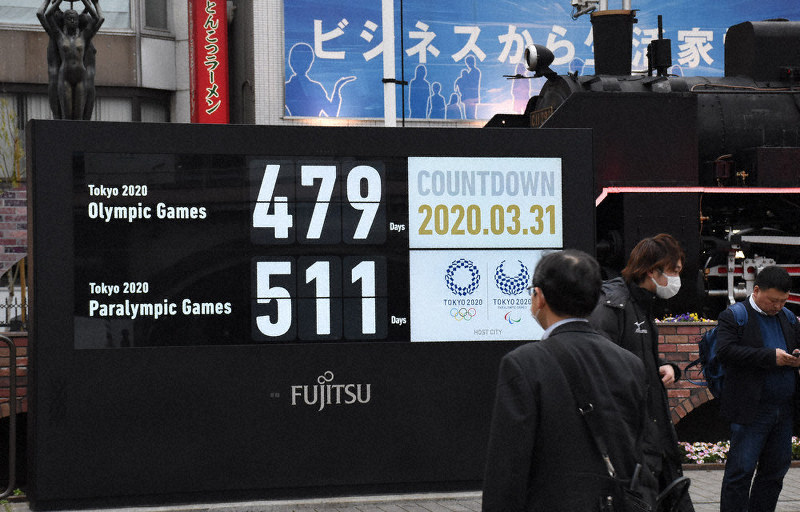 東京オリンピック・パラリンピック開幕までの日数が新たに示されたJR新橋駅前のデジタルサイネージ(電子看板)=港区で