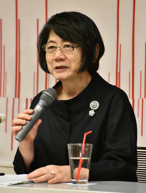 就任の抱負を語る小坂新館長