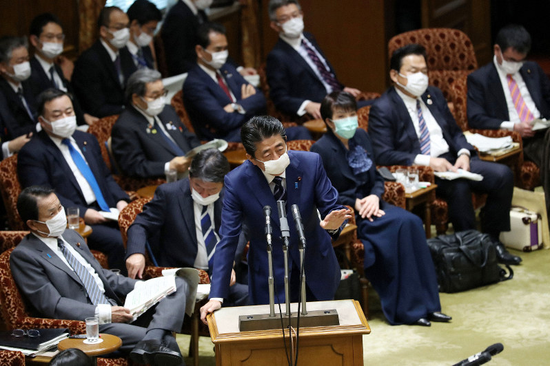 参院決算委員会でマスクを着けて答弁する安倍晋三首相(中央)。後ろにはマスク姿の閣僚が並ぶ=国会内で2020年4月1日午前9時9分、小川昌宏撮影