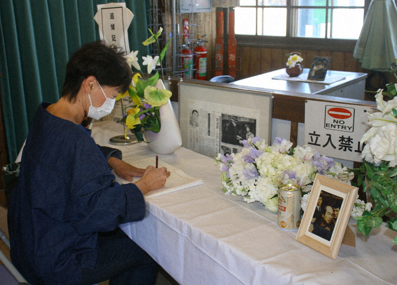 「70歳は若すぎる」と悲しみ、記帳する主婦=北海道南富良野町のJR幾寅駅で2020年3月31日、渡部宏人撮影