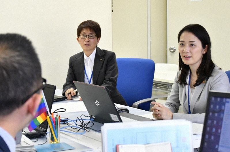着任初日、さっそく職場で上司と施策などについて話し合う(中央左から)高橋朗さんと増原裕子さん=兵庫県明石市役所で2020年4月1日午後3時55分、浜本年弘撮影