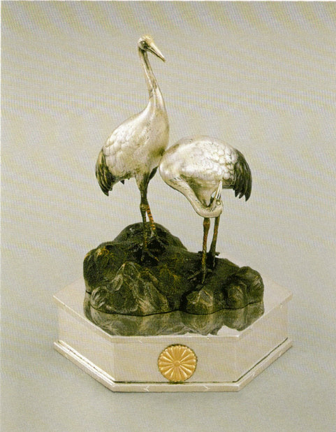 皇室見守り続ける小さな”証人” 菓子器「ボンボニエール」236点が写真集