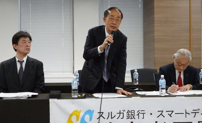 シェアハウス問題の被害弁護団の山口広・共同団長(中央)=2020年3月25日、今沢真撮影
