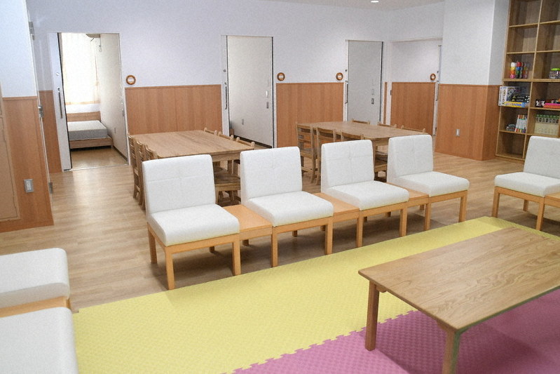 一時保護された子どもたちが夕食後に過ごすリビング(手前)を囲むように、個室が配置されている=江戸川区で