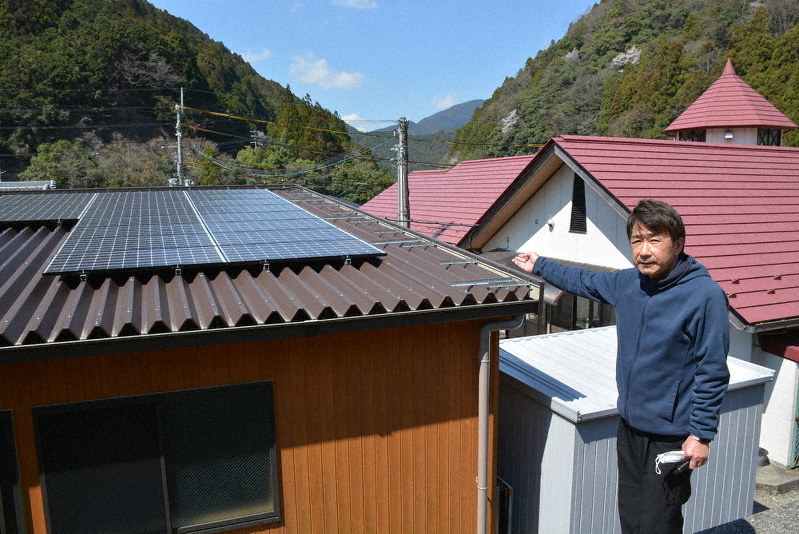 荷仕分け場の屋根に設置された太陽光発電パネル=奈良県川上村北和田の村ふれあいセンターで、萱原健一撮影