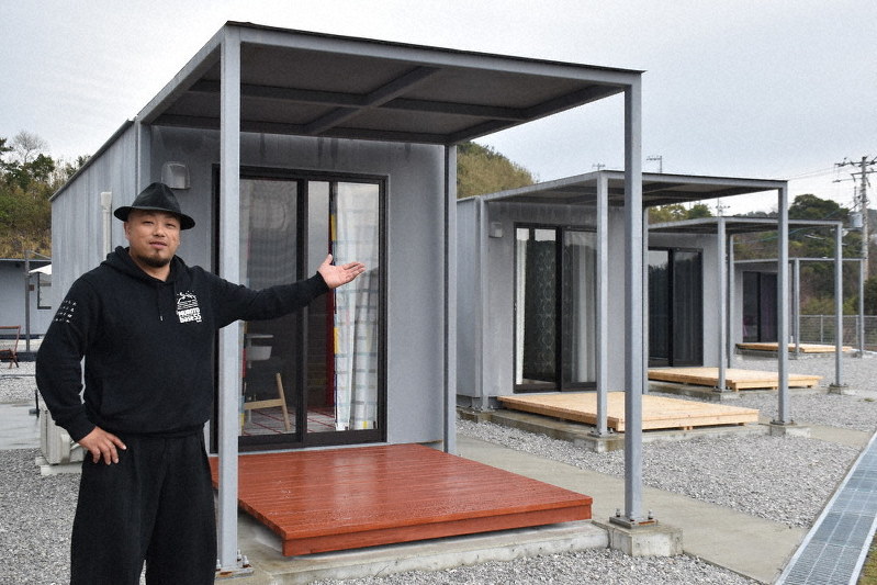 新設されたコンテナハウスを紹介する黒岩さん=高知県室戸市で、松原由佳撮影