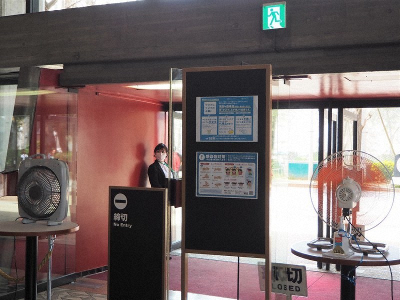 消毒用のアルコールに加え、換気のための送風機がロビーに設置されたNBS主催・東京バレエ団の公演=東京・上野の東京文化会館で3月22日、斉藤希史子撮影