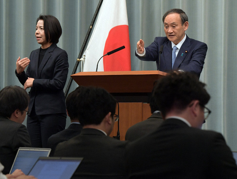 記者会見で質問者を指名する菅義偉官房長官=首相官邸で2020年4月2日午前11時36分、竹内幹撮影