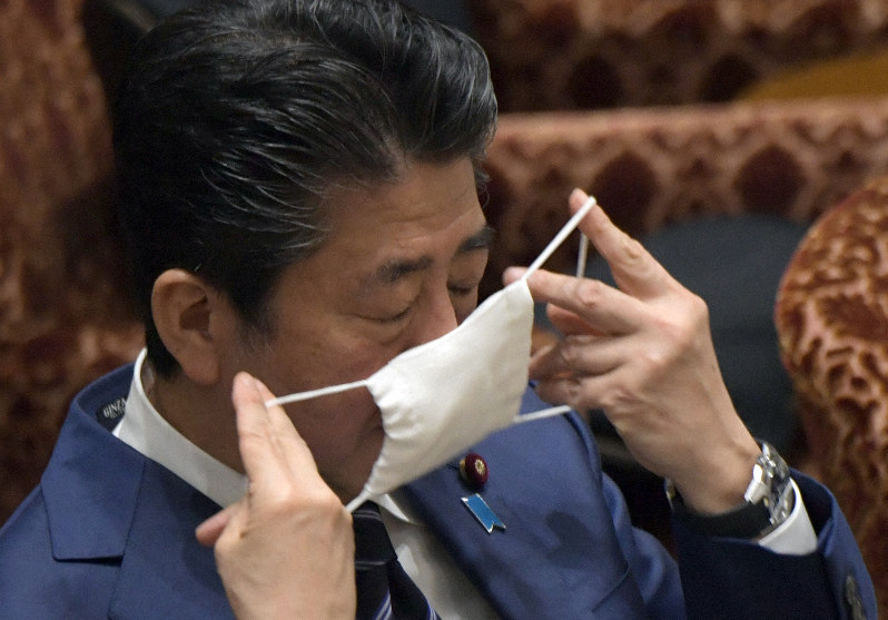 マスクを着用して参院決算委員会に臨む安倍晋三首相=国会内で2020年4月1日午前9時53分、竹内幹撮影