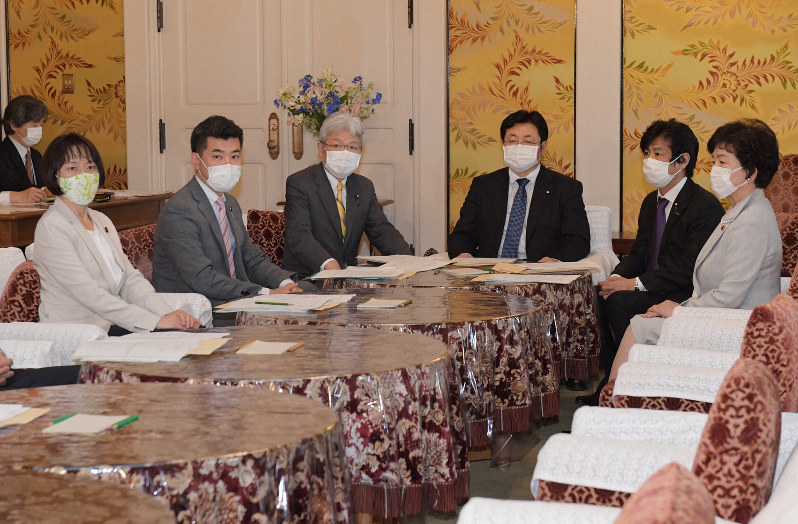 新型コロナウイルス対策に関する政府・与野党連絡協議会に臨む西村明宏官房副長官(右から3人目)ら=国会内で2020年4月2日午後3時32分、竹内幹撮影