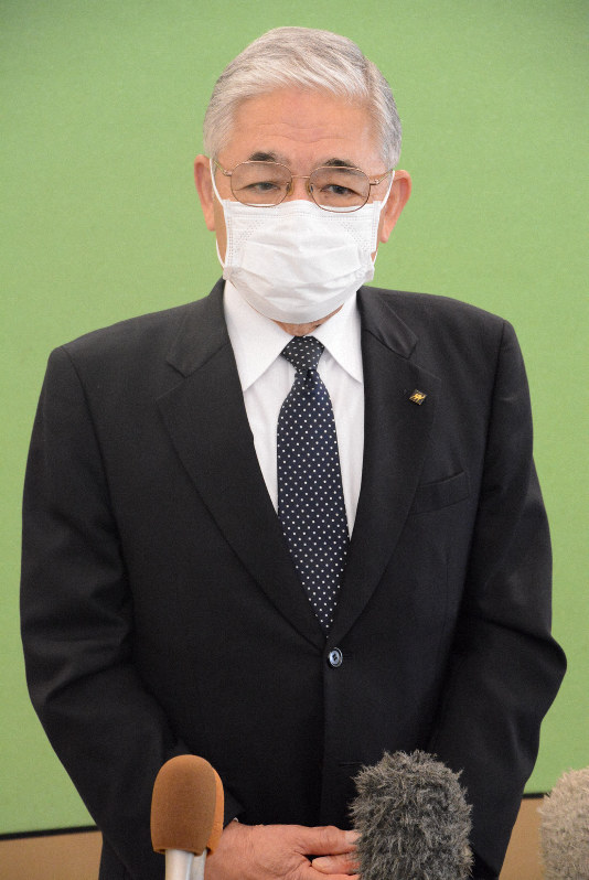 報道陣の取材に応じる広島県安芸太田町の小坂真治町長=同町で2020年4月2日午前9時24分、池田一生撮影