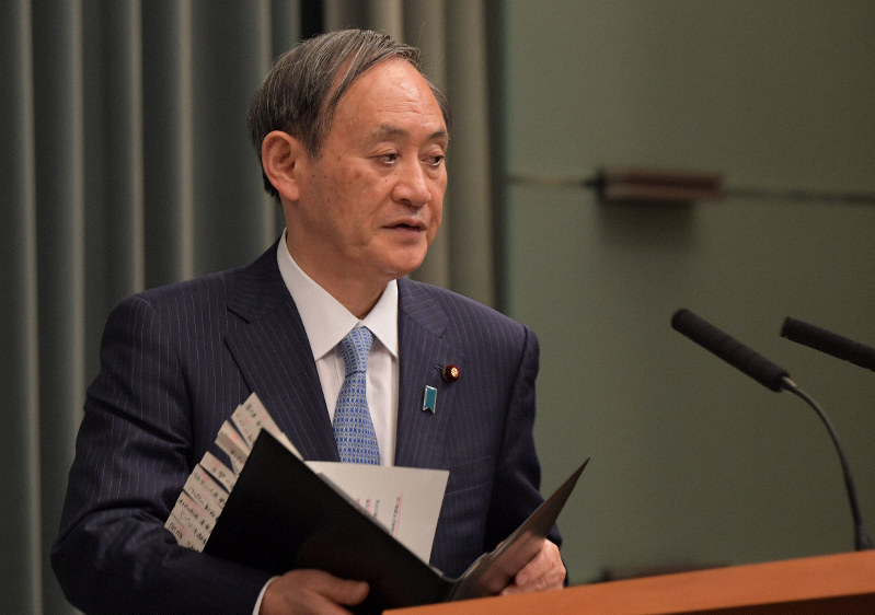 記者会見に臨む菅義偉官房長官=首相官邸で2020年4月2日午前11時23分、竹内幹撮影