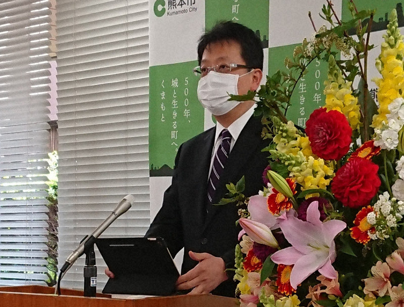 記者会見で自らテレワークを始めると表明した大西一史・熊本市長=熊本市中央区の熊本市役所で2020年4月2日午前11時、清水晃平撮影