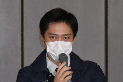 新型コロナウイルス対策本部会議で話す吉村洋文大阪府知事＝大阪市中央区の大阪府庁で2020年4月2日午後4時21分、大西達也撮影