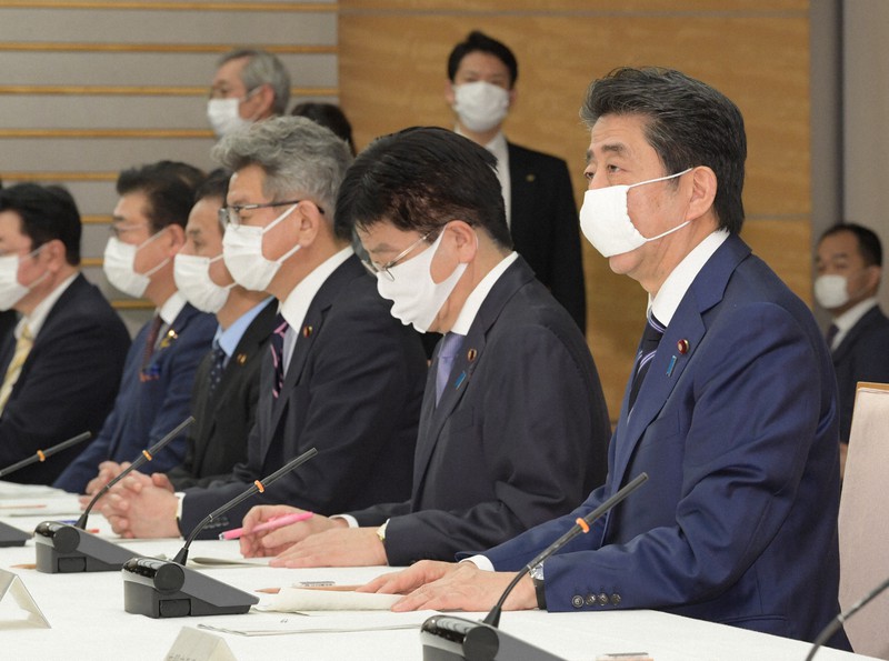 新型コロナウイルス感染症対策本部で発言する安倍晋三首相(右)=首相官邸で2020年4月1日午後6時24分、竹内幹撮影