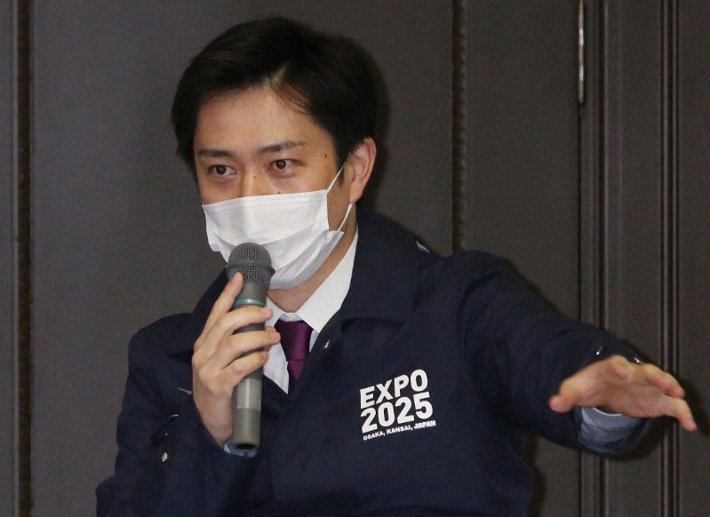 新型コロナウイルス対策本部会議で発言する吉村洋文大阪府知事=大阪市中央区の大阪府庁で2020年4月2日午後5時31分、大西達也撮影