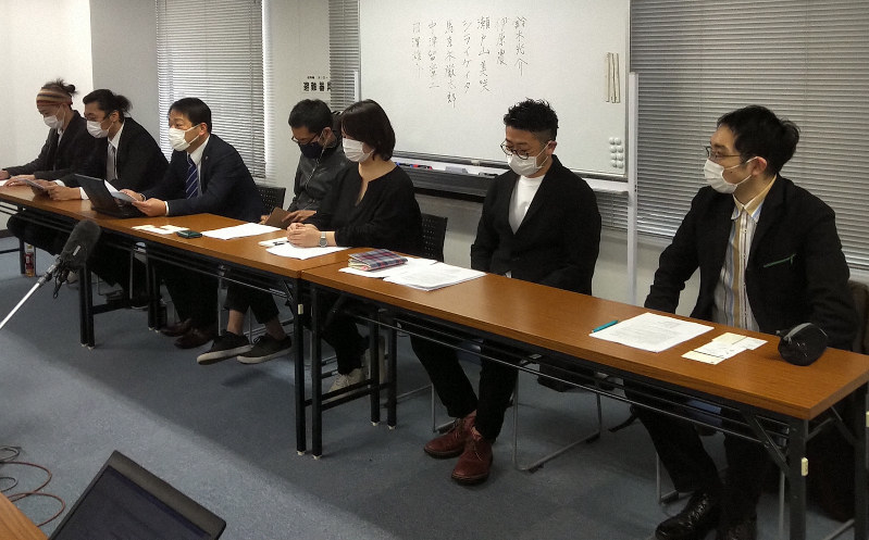 要請後、記者会見する要請書の呼びかけ人=東京都港区で、濱田元子撮影