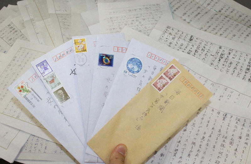 「女(男)の気持ち」係宛てには連日、多くの投稿が寄せられます=2020年3月24日午後2時54分、銅山智子撮影