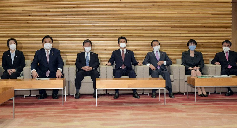 マスク姿で閣議に臨む安倍晋三首相(中央)ら=首相官邸で2020年4月3日午前8時32分、竹内幹撮影