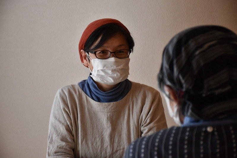 化学物質過敏症を発症した経緯を振り返る矢沢育美さん。化学物質から頭皮を守るため、帽子も欠かせない=埼玉県内で2020年3月5日、岩崎歩撮影