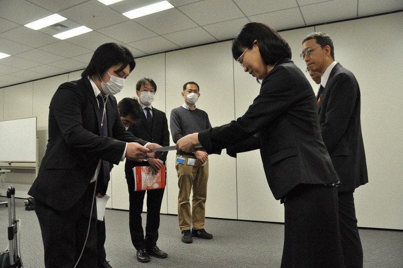 東京都の柳沼恵美・事業調整担当課長に要望書を手渡す路上生活者の支援団体関係者ら=東京都庁で2020年4月3日午前11時9分、塩田彩撮影
