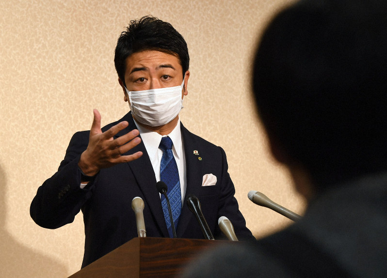 福岡市内で新型コロナウイルスによる死者が出たことを受けて記者会見する高島宗一郎・福岡市長=福岡市中央区の福岡市役所で2020年4月3日午後6時29分、矢頭智剛撮影