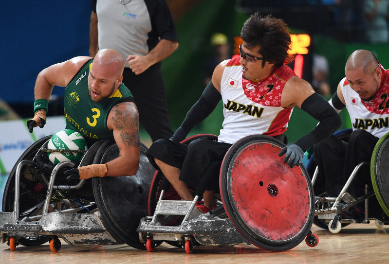 リオデジャネイロ・パラリンピックの車いすラグビー準決勝で対戦する日本とオーストラリア。クラス分けは競技の公平を保つ根幹にかかわる=リオデジャネイロのカリオカアリーナで2016年9月17日、徳野仁子撮影