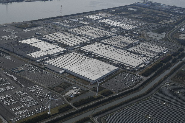 新型コロナウイルスの感染拡大で工場の稼働を停止したトヨタ自動車の田原工場=愛知県豊田市で2020年4月3日、本社ヘリから