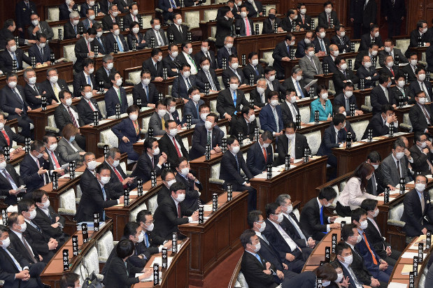 衆院本会議にマスク姿で臨む議員たち=国会内で2020年4月2日、竹内幹撮影