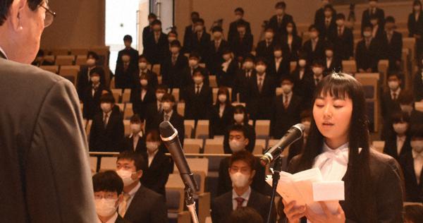 新型コロナ 静かな入学式 県立大浜田キャンパス 着席一つ置き 島根 毎日新聞