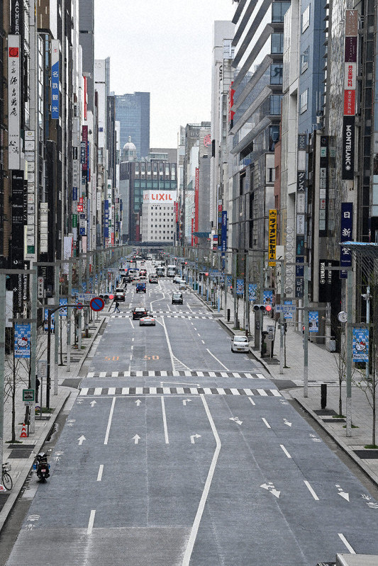 外出自粛で閑散とする銀座の街=東京都中央区で3月28日、宮間俊樹撮影