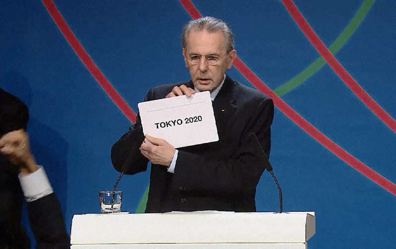 2020年の五輪開催地が東京に決まったことを発表する国際オリンピック委員会(IOC)のジャック・ロゲ会長(当時)=IOC提供